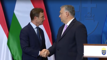 Statsminister Ulf Kristersson skakar hand med Ungerns premiärminister Viktor Orbán på fredagen.