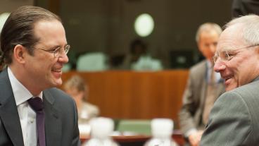 Finansministrarna Anders Borg och Wolfgang Schäuble är kritiska till EU:s banktillsyn. Arkivbild.