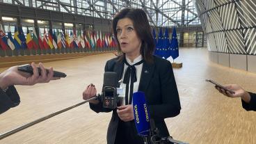 Arbetsmarknadsminister Eva Nordmark (S) efter ministerrådsmötet i Bryssel om minimilöner den sjätte december 2021.
