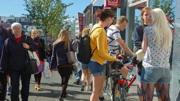 Med en särskild certifiering av företag på Island vill arbetsmarknadens parter komma till rätta med oförklarliga löneskillnader mellan män och kvinnor. (Gatubild från Reykjavik).