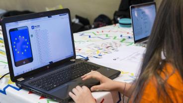 Bilden är tagen under ett annat hackaton som arrangerades av EU-kommissionen.  200 svenskar deltog i EU:s tävling i syfte att tillsammans lösa coronakrisens problem.