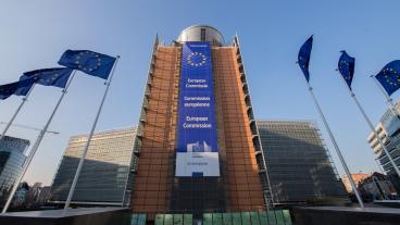 Omkring två tredjedelar av EU:s befolkning tycker att unionen bör få utökade befogenheter att hantera kriser.