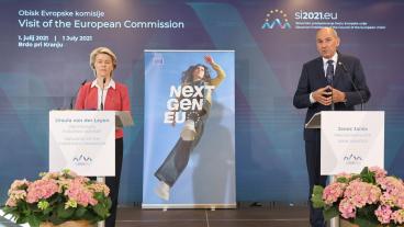 EU-kommissionens ordförande Ursula von der Leyen tillsammans med den slovenske premiärministern Janez Janša under torsdagens presskonferens. Arkivbild.