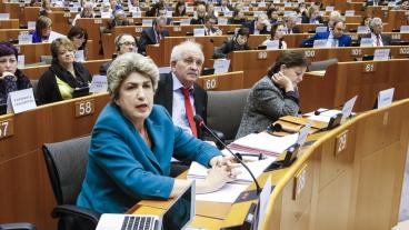 Socialdemokratiska EU-parlamentarikerna Maria João Rodrigues och Udo Bullman vill se nya lagar och att mer EU-pengar satsas på den sociala pelaren. 