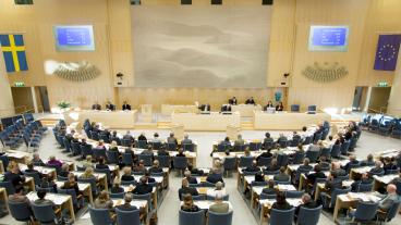 Flera parlamentet diskuterar nu Monti II och brott mot subsidiaritetsprincipen. Det bör även riksdagen göra, anser skribenterna.